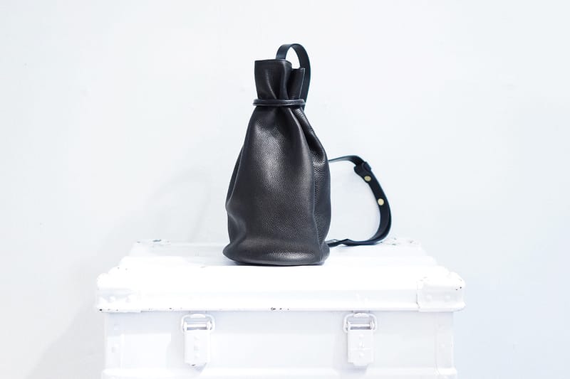 5525gallery×PORTER が手がけた上品かつディテールもニクい “ヒッピーバッグ”