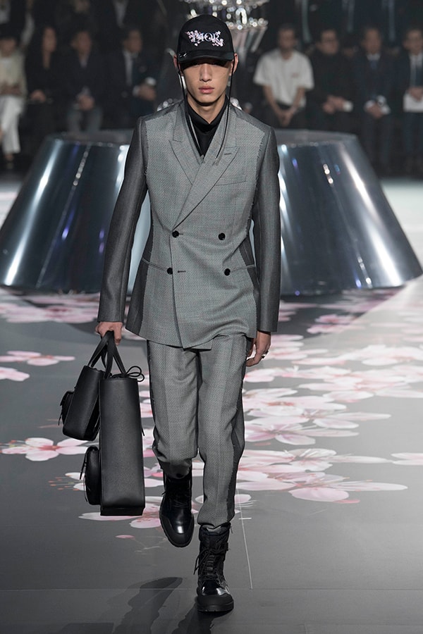 ディオール Dior 2019年プレフォール ランウェイ コレクション 空山基 マシュー・ウィリアムス コラボ ルック オンライン キム・ジョーンズ Kim Jones 東京 