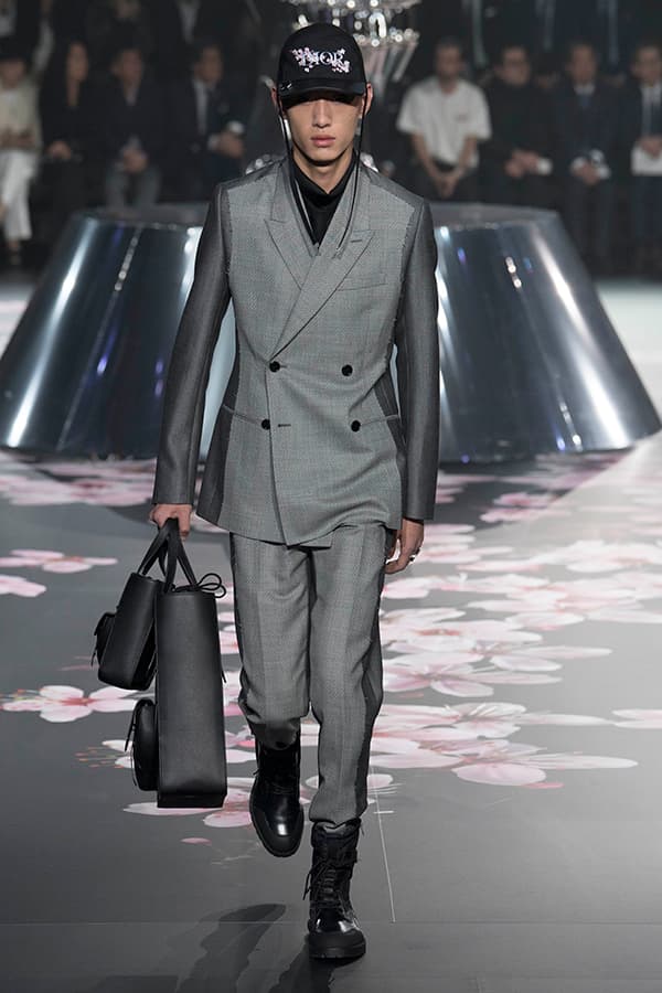 ディオール Dior 2019年プレフォール ランウェイ コレクション 空山基 マシュー・ウィリアムス コラボ ルック オンライン キム・ジョーンズ Kim Jones 東京
