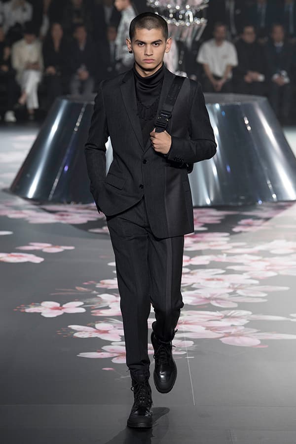 ディオール Dior 2019年プレフォール ランウェイ コレクション 空山基 マシュー・ウィリアムス コラボ ルック オンライン キム・ジョーンズ Kim Jones 東京