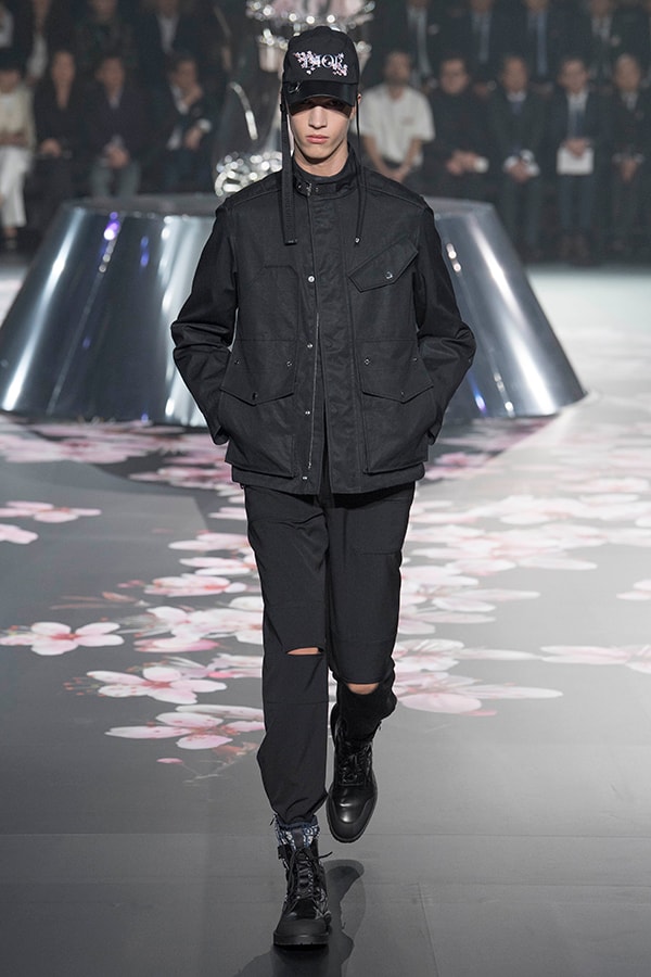 ディオール Dior 2019年プレフォール ランウェイ コレクション 空山基 マシュー・ウィリアムス コラボ ルック オンライン キム・ジョーンズ Kim Jones 東京 