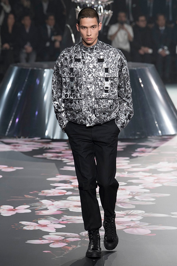 ディオール Dior 2019年プレフォール ランウェイ コレクション 空山基 マシュー・ウィリアムス コラボ ルック オンライン キム・ジョーンズ Kim Jones 東京 