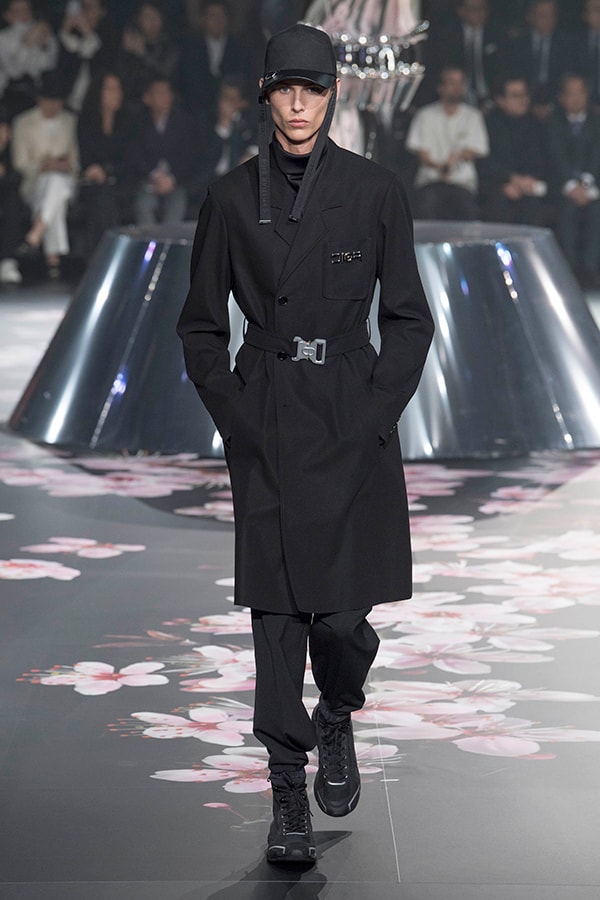ディオール Dior 2019年プレフォール ランウェイ コレクション 空山基 マシュー・ウィリアムス コラボ ルック オンライン キム・ジョーンズ Kim Jones 東京 