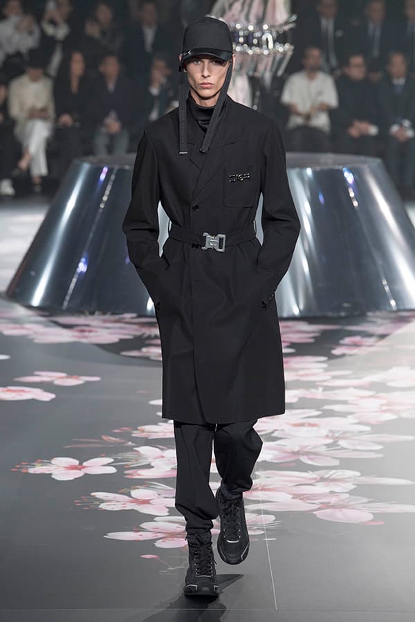 ディオール Dior 2019年プレフォール ランウェイ コレクション 空山基 マシュー・ウィリアムス コラボ ルック オンライン キム・ジョーンズ Kim Jones 東京