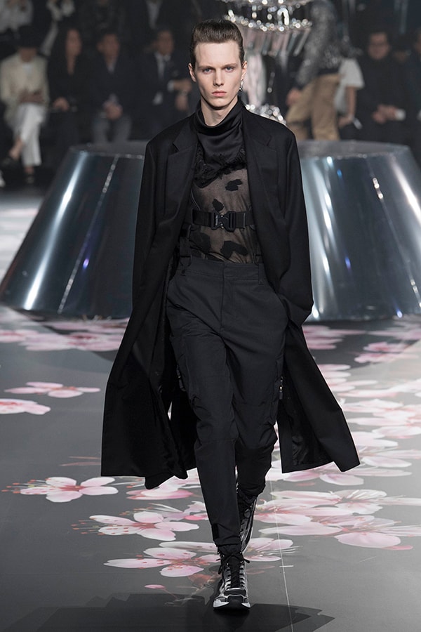 ディオール Dior 2019年プレフォール ランウェイ コレクション 空山基 マシュー・ウィリアムス コラボ ルック オンライン キム・ジョーンズ Kim Jones 東京 