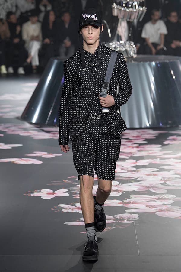 ディオール Dior 2019年プレフォール ランウェイ コレクション 空山基 マシュー・ウィリアムス コラボ ルック オンライン キム・ジョーンズ Kim Jones 東京