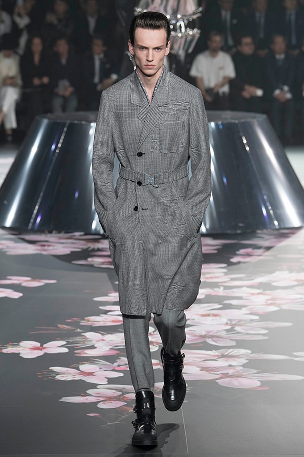 ディオール Dior 2019年プレフォール ランウェイ コレクション 空山基 マシュー・ウィリアムス コラボ ルック オンライン キム・ジョーンズ Kim Jones 東京 