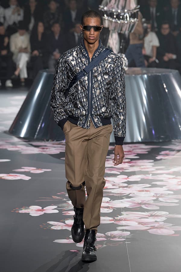 ディオール Dior 2019年プレフォール ランウェイ コレクション 空山基 マシュー・ウィリアムス コラボ ルック オンライン キム・ジョーンズ Kim Jones 東京