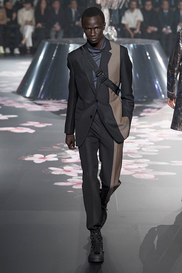 ディオール Dior 2019年プレフォール ランウェイ コレクション 空山基 マシュー・ウィリアムス コラボ ルック オンライン キム・ジョーンズ Kim Jones 東京 