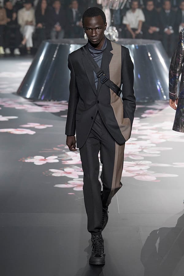 ディオール Dior 2019年プレフォール ランウェイ コレクション 空山基 マシュー・ウィリアムス コラボ ルック オンライン キム・ジョーンズ Kim Jones 東京