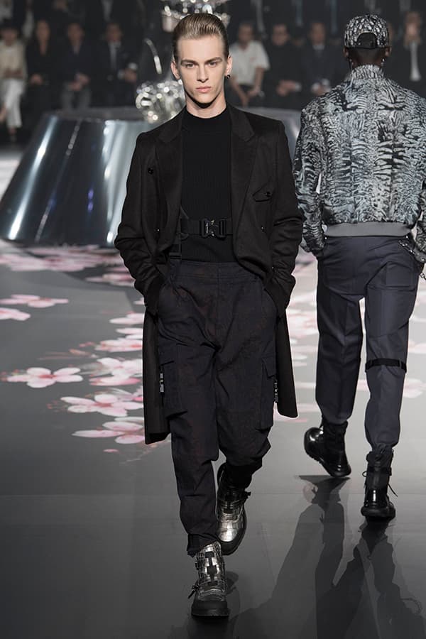 ディオール Dior 2019年プレフォール ランウェイ コレクション 空山基 マシュー・ウィリアムス コラボ ルック オンライン キム・ジョーンズ Kim Jones 東京