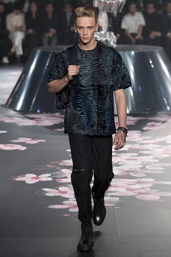 ディオール Dior 2019年プレフォール ランウェイ コレクション 空山基 マシュー・ウィリアムス コラボ ルック オンライン キム・ジョーンズ Kim Jones 東京