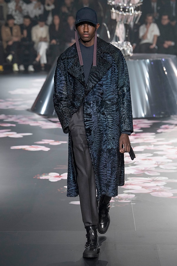 ディオール Dior 2019年プレフォール ランウェイ コレクション 空山基 マシュー・ウィリアムス コラボ ルック オンライン キム・ジョーンズ Kim Jones 東京 