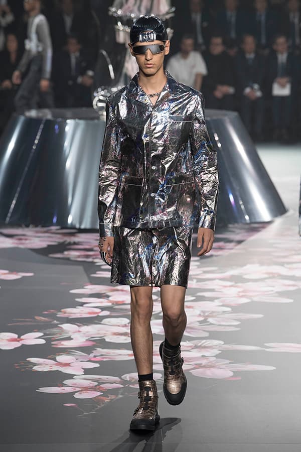 ディオール Dior 2019年プレフォール ランウェイ コレクション 空山基 マシュー・ウィリアムス コラボ ルック オンライン キム・ジョーンズ Kim Jones 東京