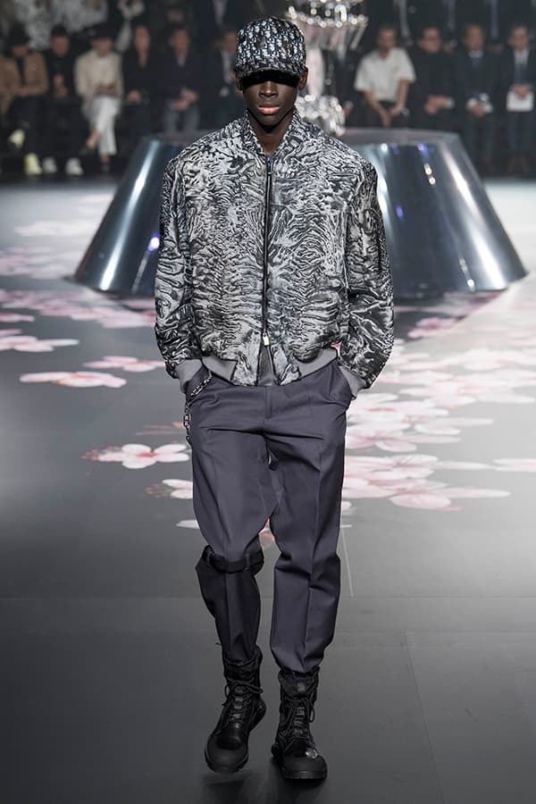ディオール Dior 2019年プレフォール ランウェイ コレクション 空山基 マシュー・ウィリアムス コラボ ルック オンライン キム・ジョーンズ Kim Jones 東京