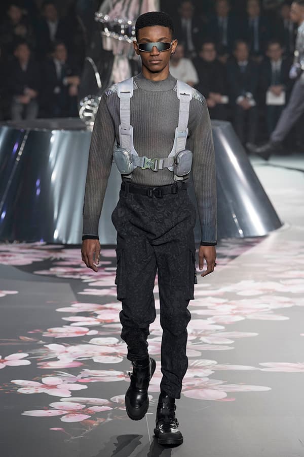 ディオール Dior 2019年プレフォール ランウェイ コレクション 空山基 マシュー・ウィリアムス コラボ ルック オンライン キム・ジョーンズ Kim Jones 東京