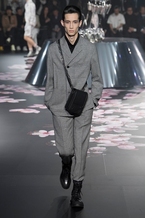 ディオール Dior 2019年プレフォール ランウェイ コレクション 空山基 マシュー・ウィリアムス コラボ ルック オンライン キム・ジョーンズ Kim Jones 東京 