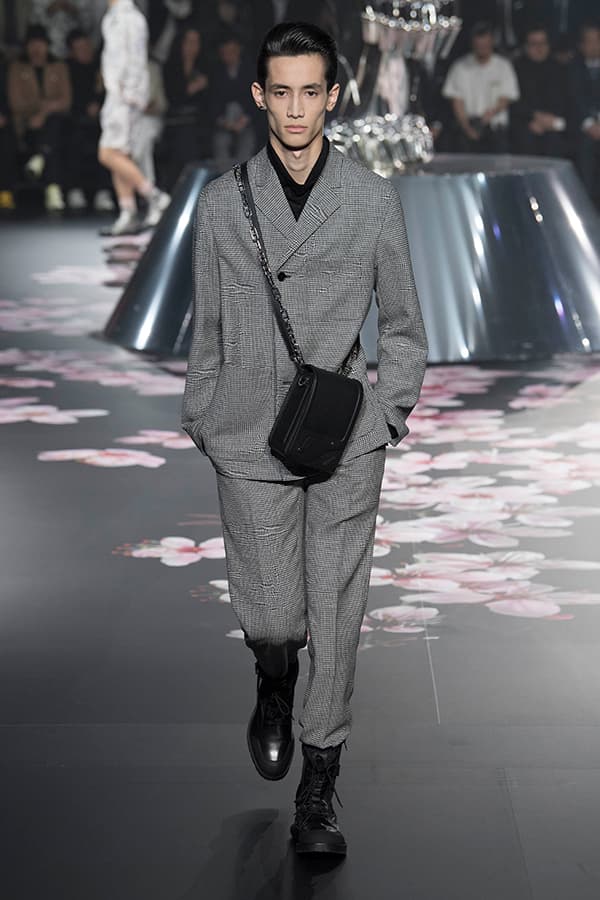 ディオール Dior 2019年プレフォール ランウェイ コレクション 空山基 マシュー・ウィリアムス コラボ ルック オンライン キム・ジョーンズ Kim Jones 東京