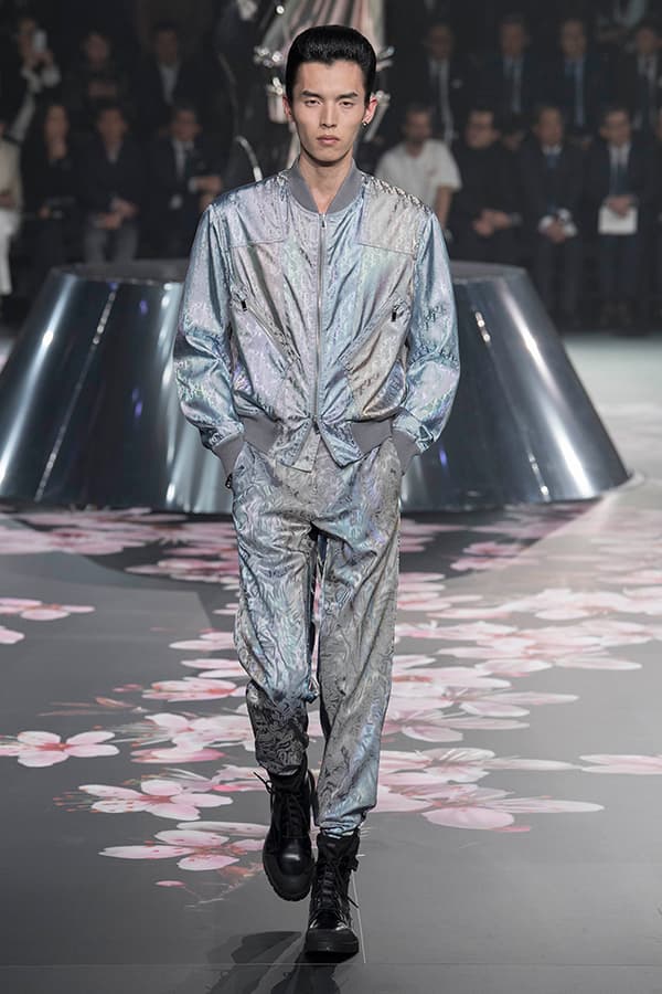 ディオール Dior 2019年プレフォール ランウェイ コレクション 空山基 マシュー・ウィリアムス コラボ ルック オンライン キム・ジョーンズ Kim Jones 東京