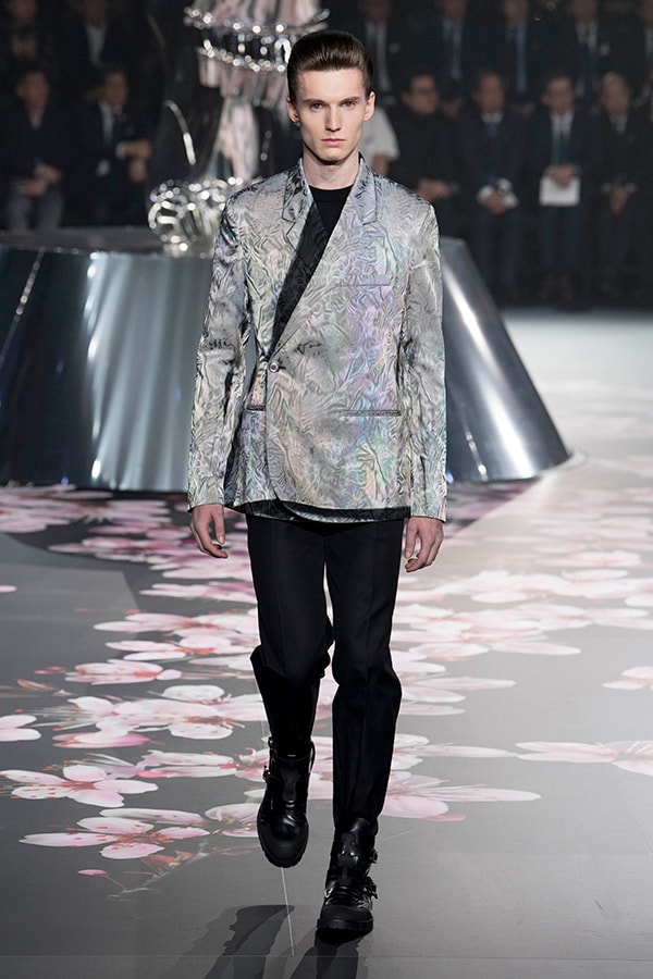 ディオール Dior 2019年プレフォール ランウェイ コレクション 空山基 マシュー・ウィリアムス コラボ ルック オンライン キム・ジョーンズ Kim Jones 東京 