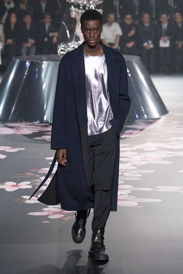 ディオール Dior 2019年プレフォール ランウェイ コレクション 空山基 マシュー・ウィリアムス コラボ ルック オンライン キム・ジョーンズ Kim Jones 東京 
