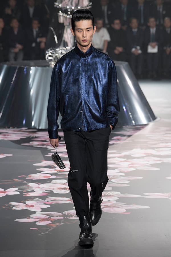 ディオール Dior 2019年プレフォール ランウェイ コレクション 空山基 マシュー・ウィリアムス コラボ ルック オンライン キム・ジョーンズ Kim Jones 東京