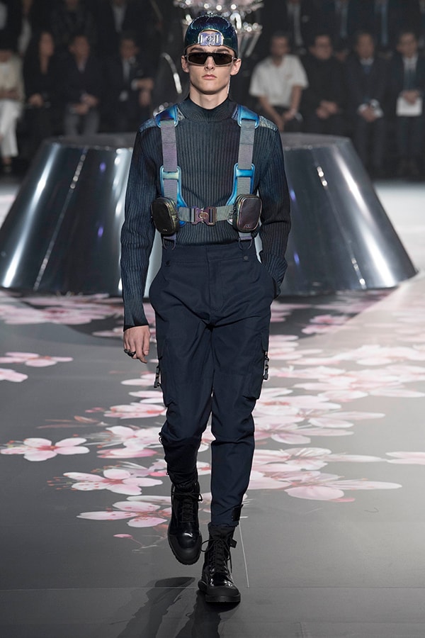 ディオール Dior 2019年プレフォール ランウェイ コレクション 空山基 マシュー・ウィリアムス コラボ ルック オンライン キム・ジョーンズ Kim Jones 東京 