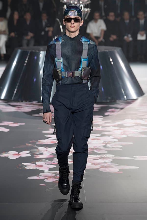 ディオール Dior 2019年プレフォール ランウェイ コレクション 空山基 マシュー・ウィリアムス コラボ ルック オンライン キム・ジョーンズ Kim Jones 東京
