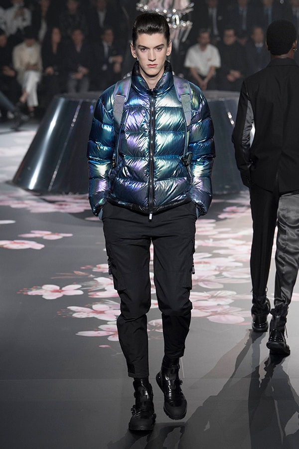 ディオール Dior 2019年プレフォール ランウェイ コレクション 空山基 マシュー・ウィリアムス コラボ ルック オンライン キム・ジョーンズ Kim Jones 東京 