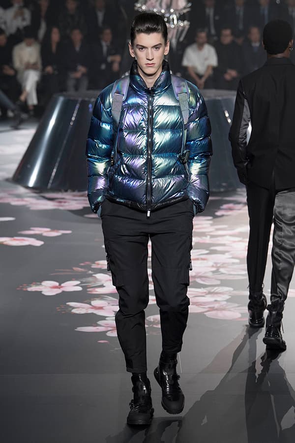 ディオール Dior 2019年プレフォール ランウェイ コレクション 空山基 マシュー・ウィリアムス コラボ ルック オンライン キム・ジョーンズ Kim Jones 東京