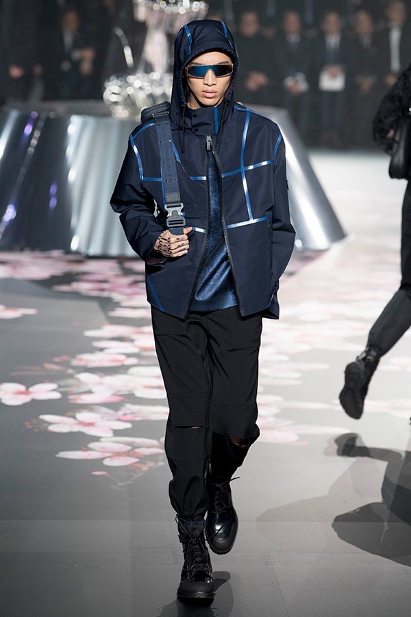 ディオール Dior 2019年プレフォール ランウェイ コレクション 空山基 マシュー・ウィリアムス コラボ ルック オンライン キム・ジョーンズ Kim Jones 東京 