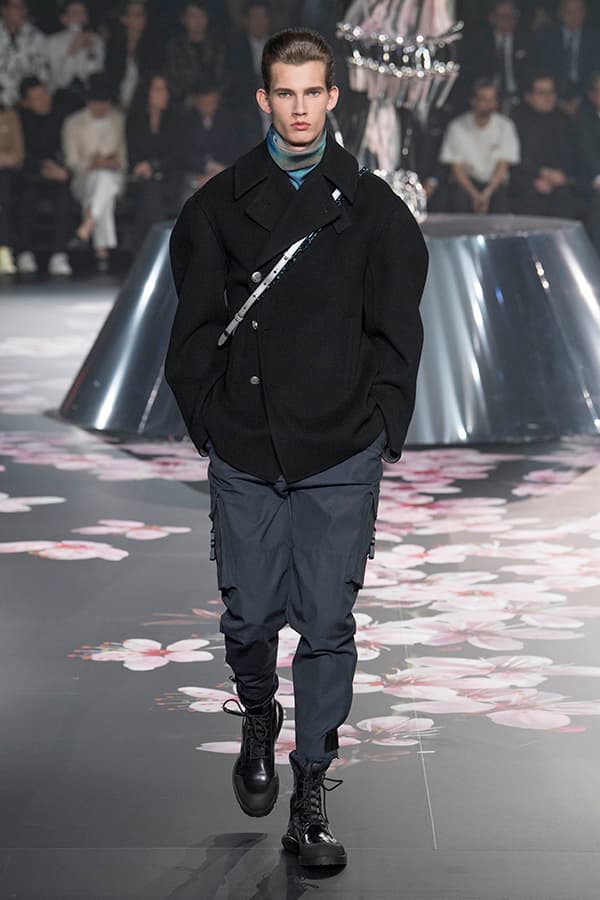 ディオール Dior 2019年プレフォール ランウェイ コレクション 空山基 マシュー・ウィリアムス コラボ ルック オンライン キム・ジョーンズ Kim Jones 東京