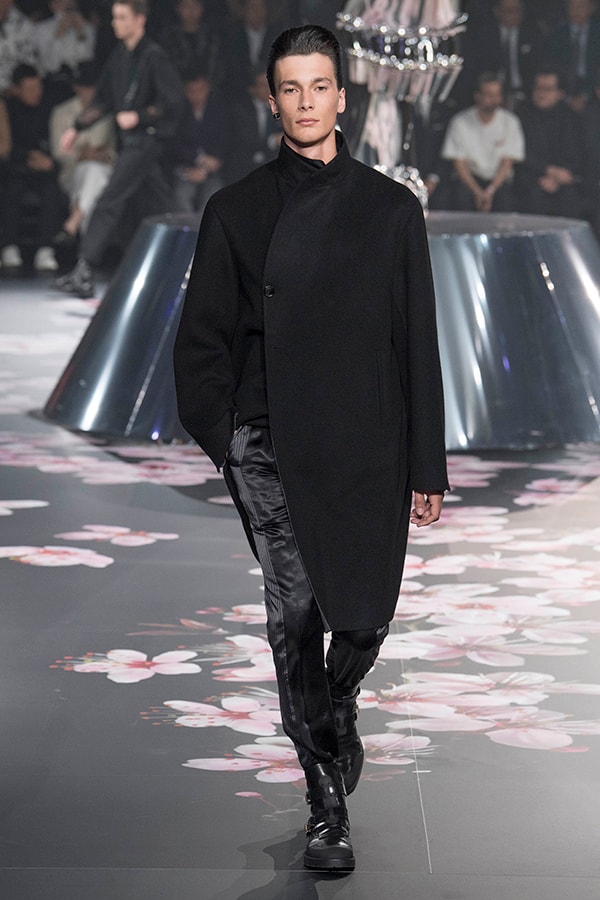 ディオール Dior 2019年プレフォール ランウェイ コレクション 空山基 マシュー・ウィリアムス コラボ ルック オンライン キム・ジョーンズ Kim Jones 東京 