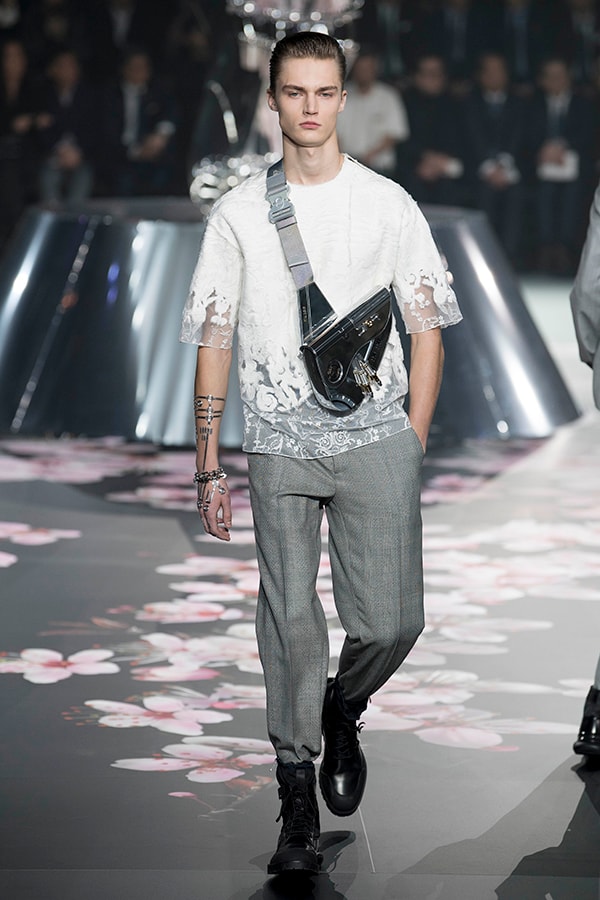 ディオール Dior 2019年プレフォール ランウェイ コレクション 空山基 マシュー・ウィリアムス コラボ ルック オンライン キム・ジョーンズ Kim Jones 東京 