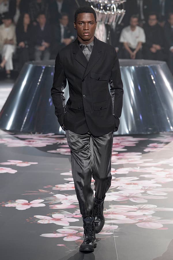 ディオール Dior 2019年プレフォール ランウェイ コレクション 空山基 マシュー・ウィリアムス コラボ ルック オンライン キム・ジョーンズ Kim Jones 東京