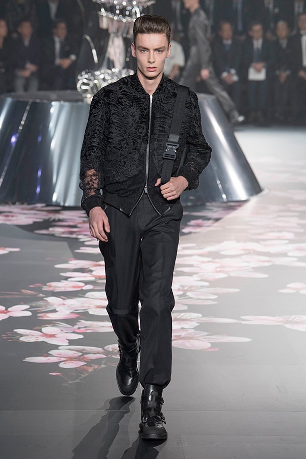 ディオール Dior 2019年プレフォール ランウェイ コレクション 空山基 マシュー・ウィリアムス コラボ ルック オンライン キム・ジョーンズ Kim Jones 東京 