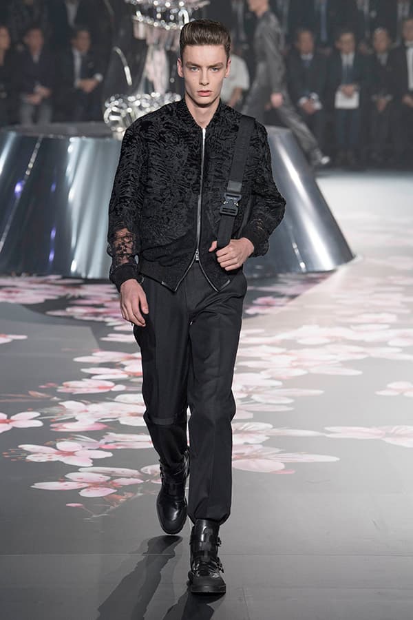 ディオール Dior 2019年プレフォール ランウェイ コレクション 空山基 マシュー・ウィリアムス コラボ ルック オンライン キム・ジョーンズ Kim Jones 東京