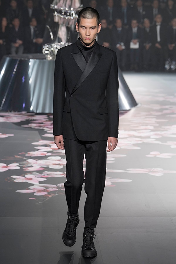 ディオール Dior 2019年プレフォール ランウェイ コレクション 空山基 マシュー・ウィリアムス コラボ ルック オンライン キム・ジョーンズ Kim Jones 東京 