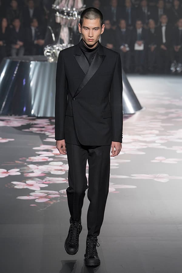 ディオール Dior 2019年プレフォール ランウェイ コレクション 空山基 マシュー・ウィリアムス コラボ ルック オンライン キム・ジョーンズ Kim Jones 東京