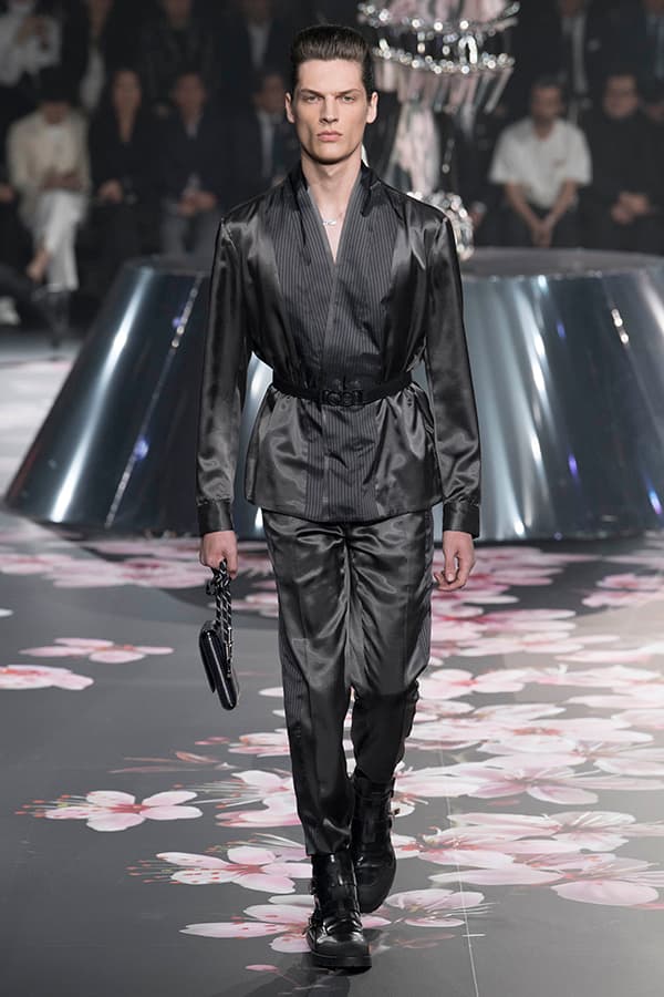 ディオール Dior 2019年プレフォール ランウェイ コレクション 空山基 マシュー・ウィリアムス コラボ ルック オンライン キム・ジョーンズ Kim Jones 東京 