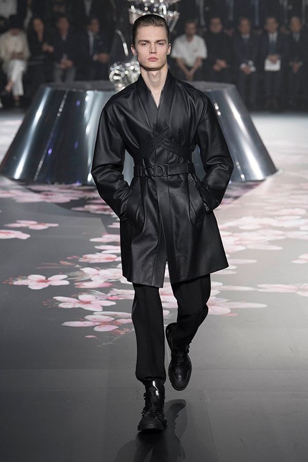 ディオール Dior 2019年プレフォール ランウェイ コレクション 空山基 マシュー・ウィリアムス コラボ ルック オンライン キム・ジョーンズ Kim Jones 東京 