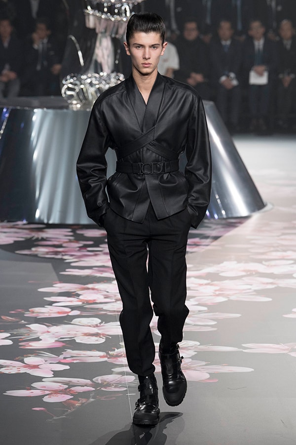 ディオール Dior 2019年プレフォール ランウェイ コレクション 空山基 マシュー・ウィリアムス コラボ ルック オンライン キム・ジョーンズ Kim Jones 東京 