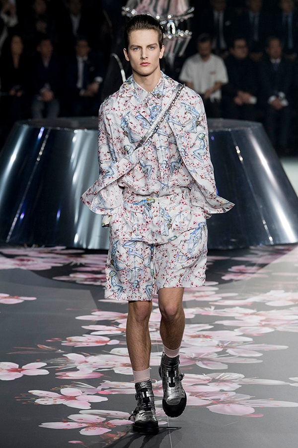 ディオール Dior 2019年プレフォール ランウェイ コレクション 空山基 マシュー・ウィリアムス コラボ ルック オンライン キム・ジョーンズ Kim Jones 東京 