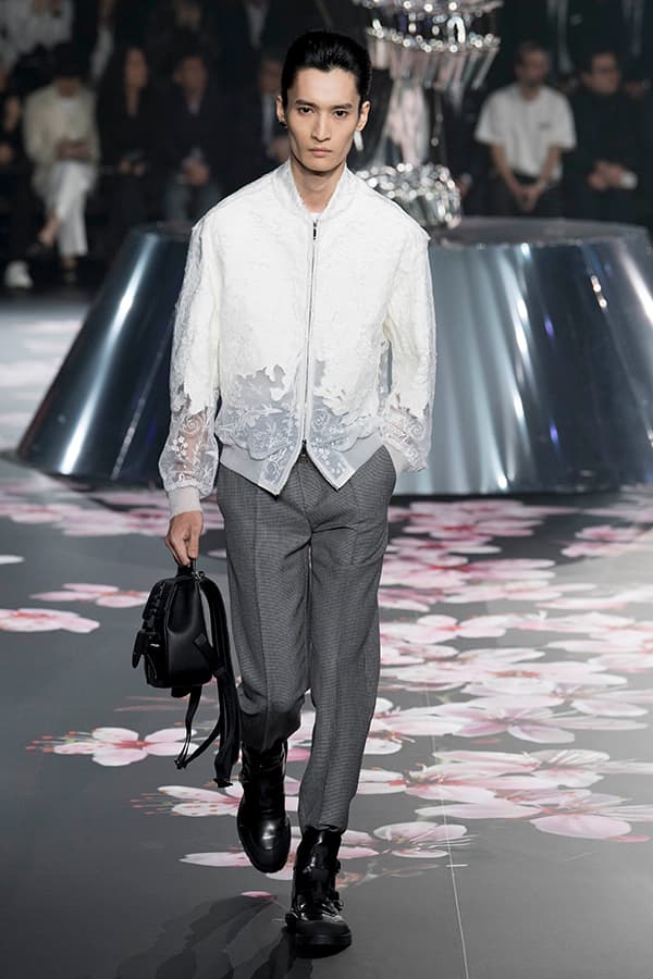 ディオール Dior 2019年プレフォール ランウェイ コレクション 空山基 マシュー・ウィリアムス コラボ ルック オンライン キム・ジョーンズ Kim Jones 東京
