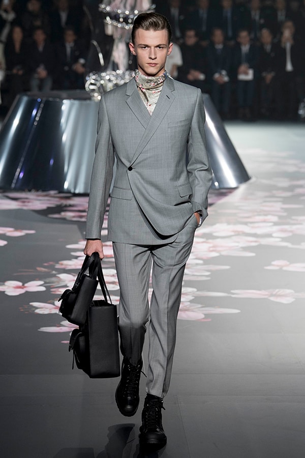 ディオール Dior 2019年プレフォール ランウェイ コレクション 空山基 マシュー・ウィリアムス コラボ ルック オンライン キム・ジョーンズ Kim Jones 東京 