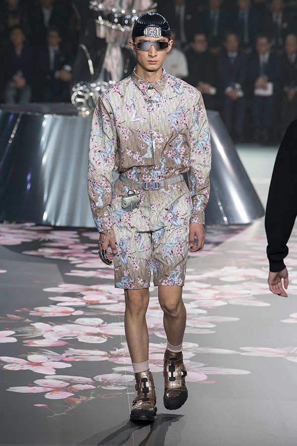 ディオール Dior 2019年プレフォール ランウェイ コレクション 空山基 マシュー・ウィリアムス コラボ ルック オンライン キム・ジョーンズ Kim Jones 東京 