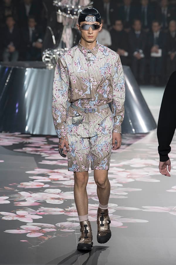 ディオール Dior 2019年プレフォール ランウェイ コレクション 空山基 マシュー・ウィリアムス コラボ ルック オンライン キム・ジョーンズ Kim Jones 東京