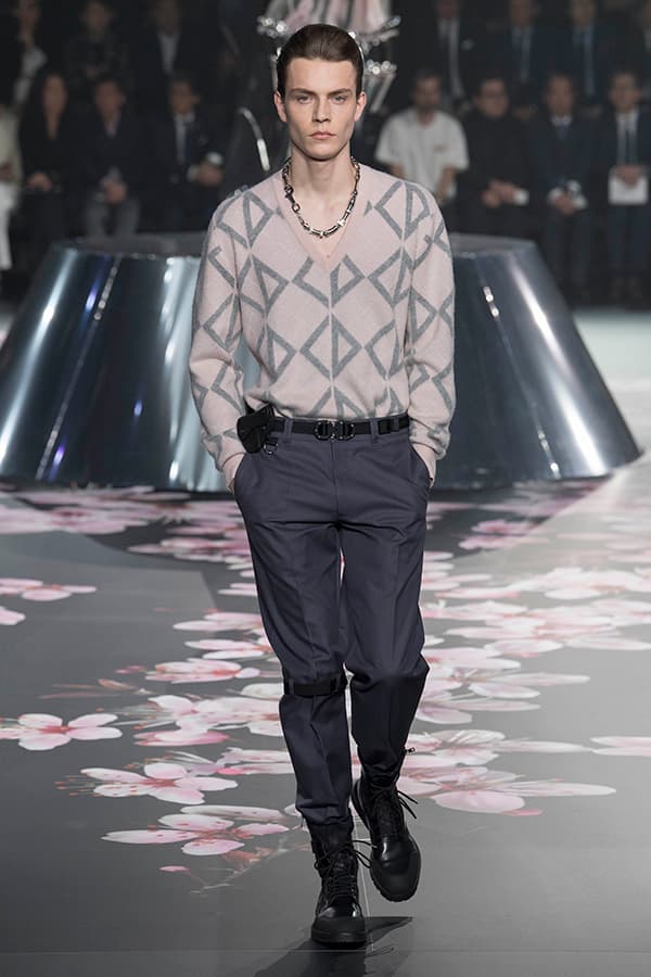 ディオール Dior 2019年プレフォール ランウェイ コレクション 空山基 マシュー・ウィリアムス コラボ ルック オンライン キム・ジョーンズ Kim Jones 東京
