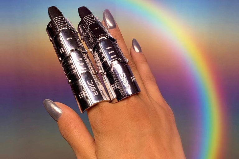 YOON が空山基のセクシーロボットに着想を得た Dior の新作リングを  