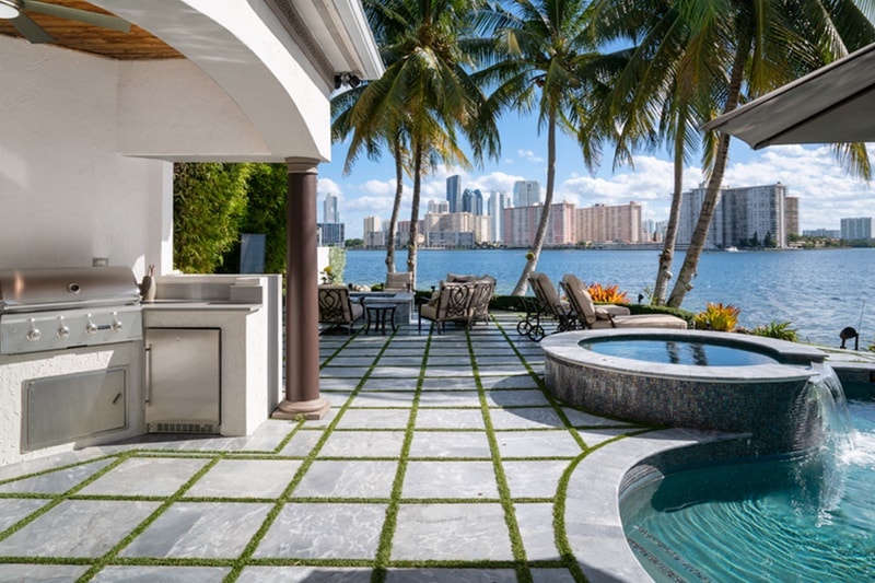 DJキャレド　DJ Khaled　スニーカー御殿が約900億円で売却へ